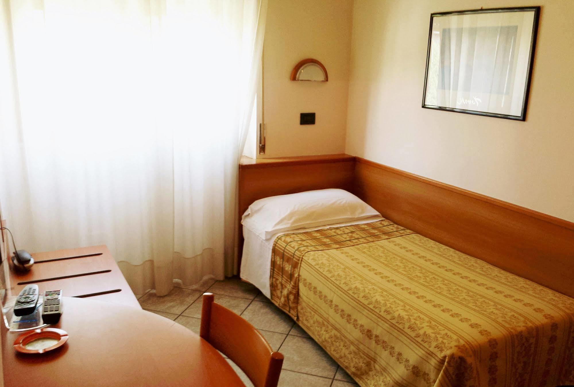 Hotel Eden Милано Екстериор снимка